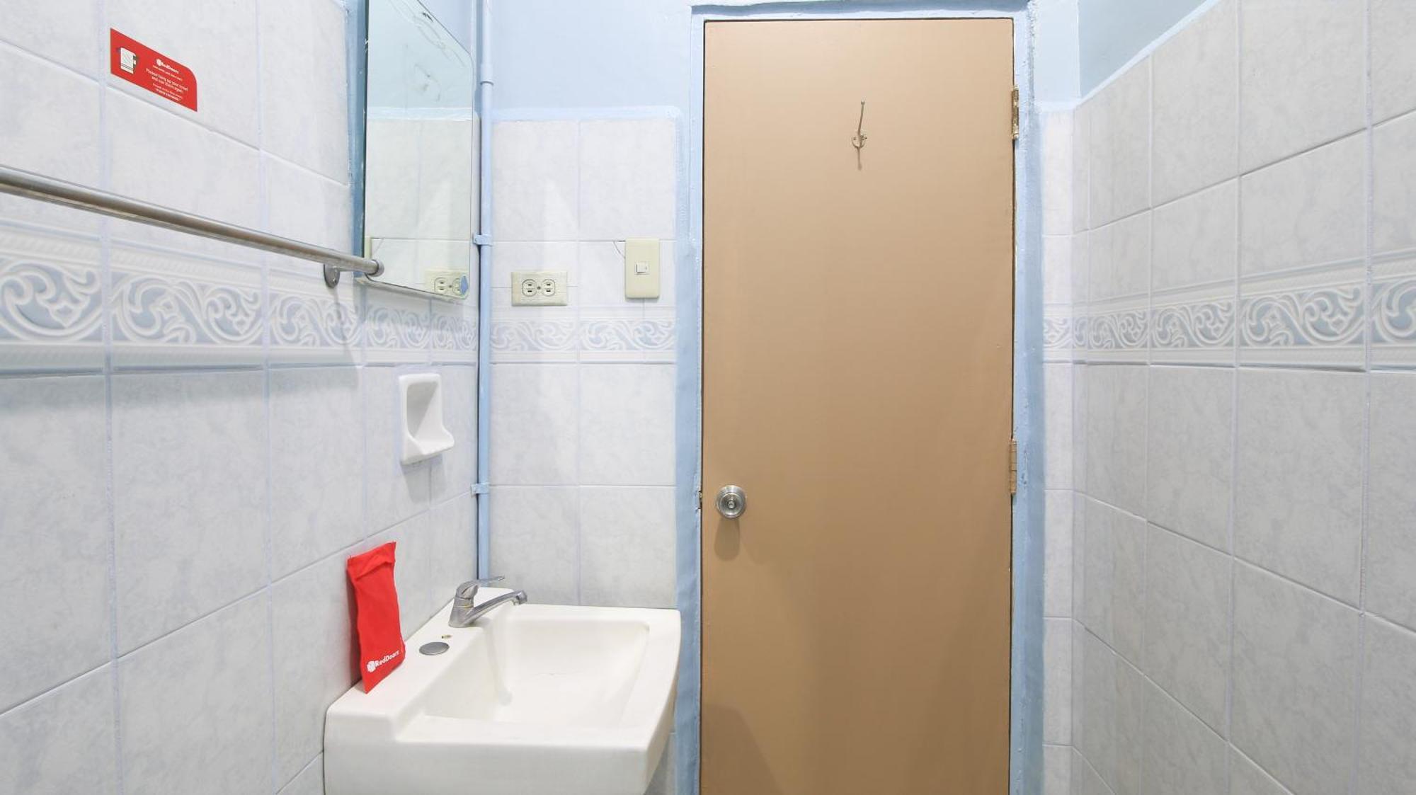 RedDoorz Plus @ Chinatown Binondo Manilla Buitenkant foto