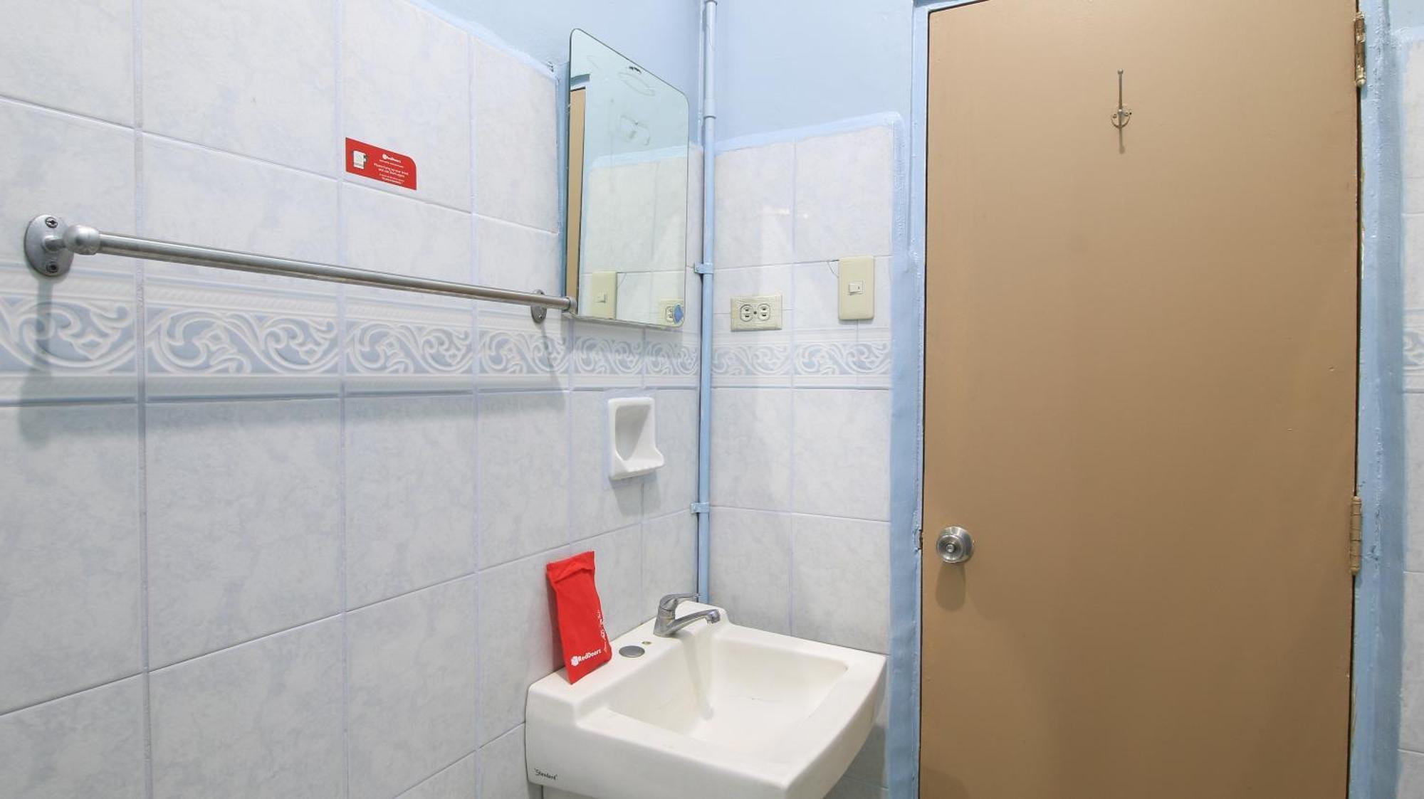 RedDoorz Plus @ Chinatown Binondo Manilla Buitenkant foto